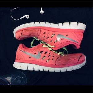 NIKE PINK ATHLETIC SHOES 👟
